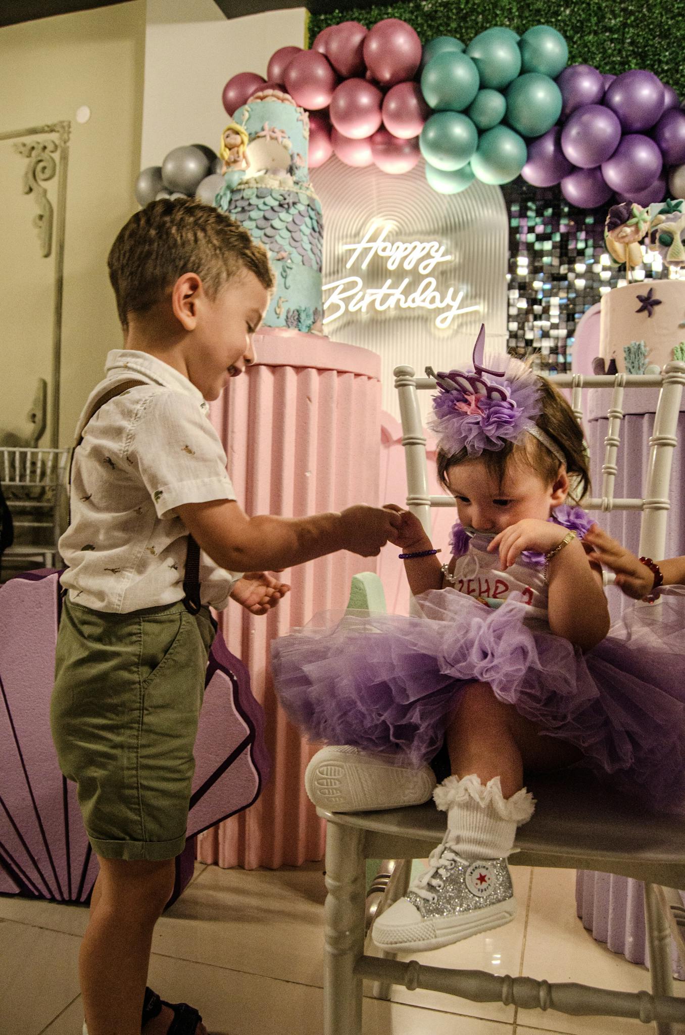 Adorable kids enjoying a vibrant birthday party in Balıkesir, Türkiye.